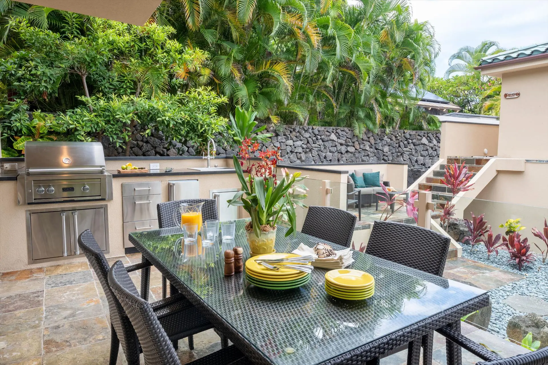 Lanai dining and grill at Moana Mauka