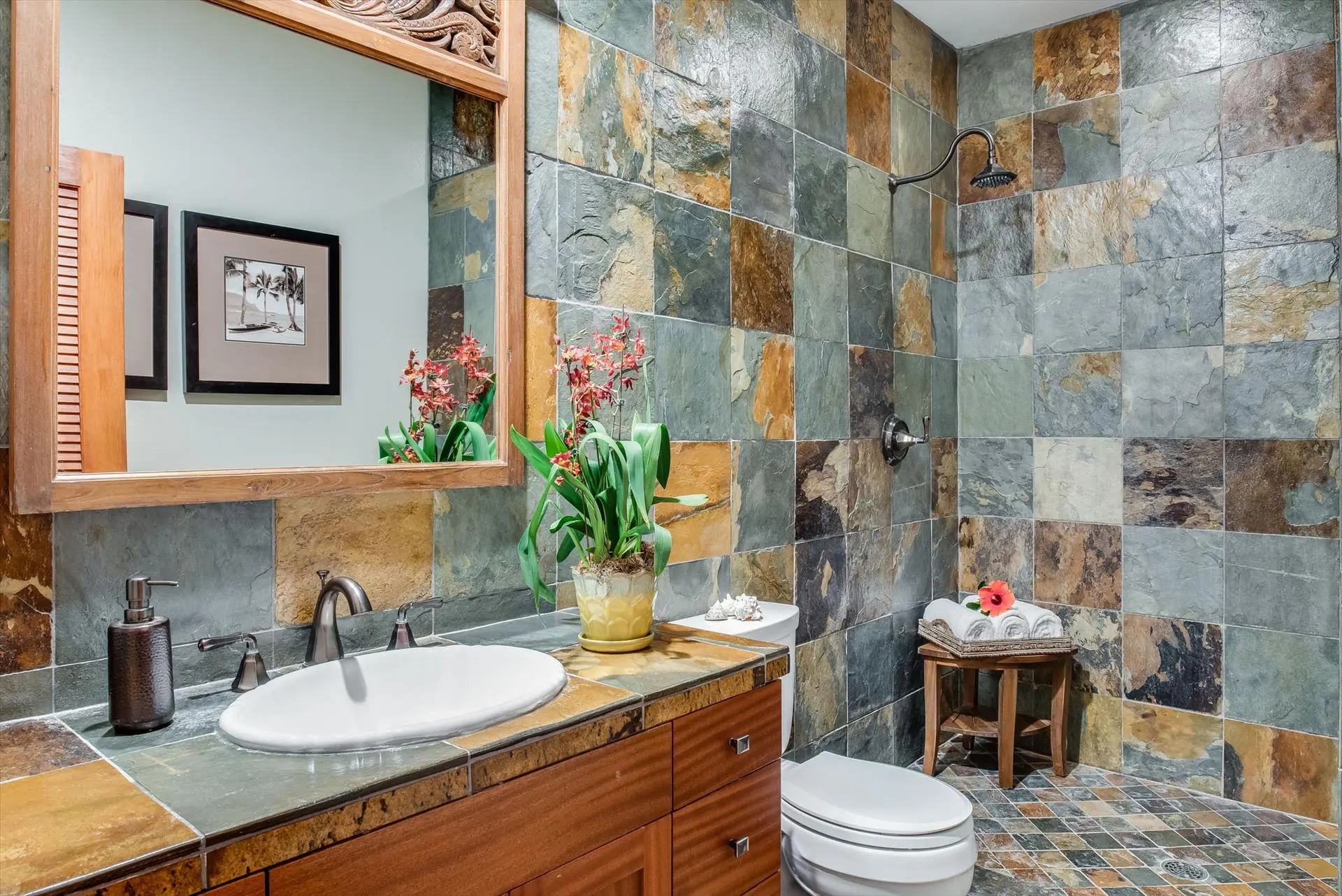Master bath at Moana Mauka