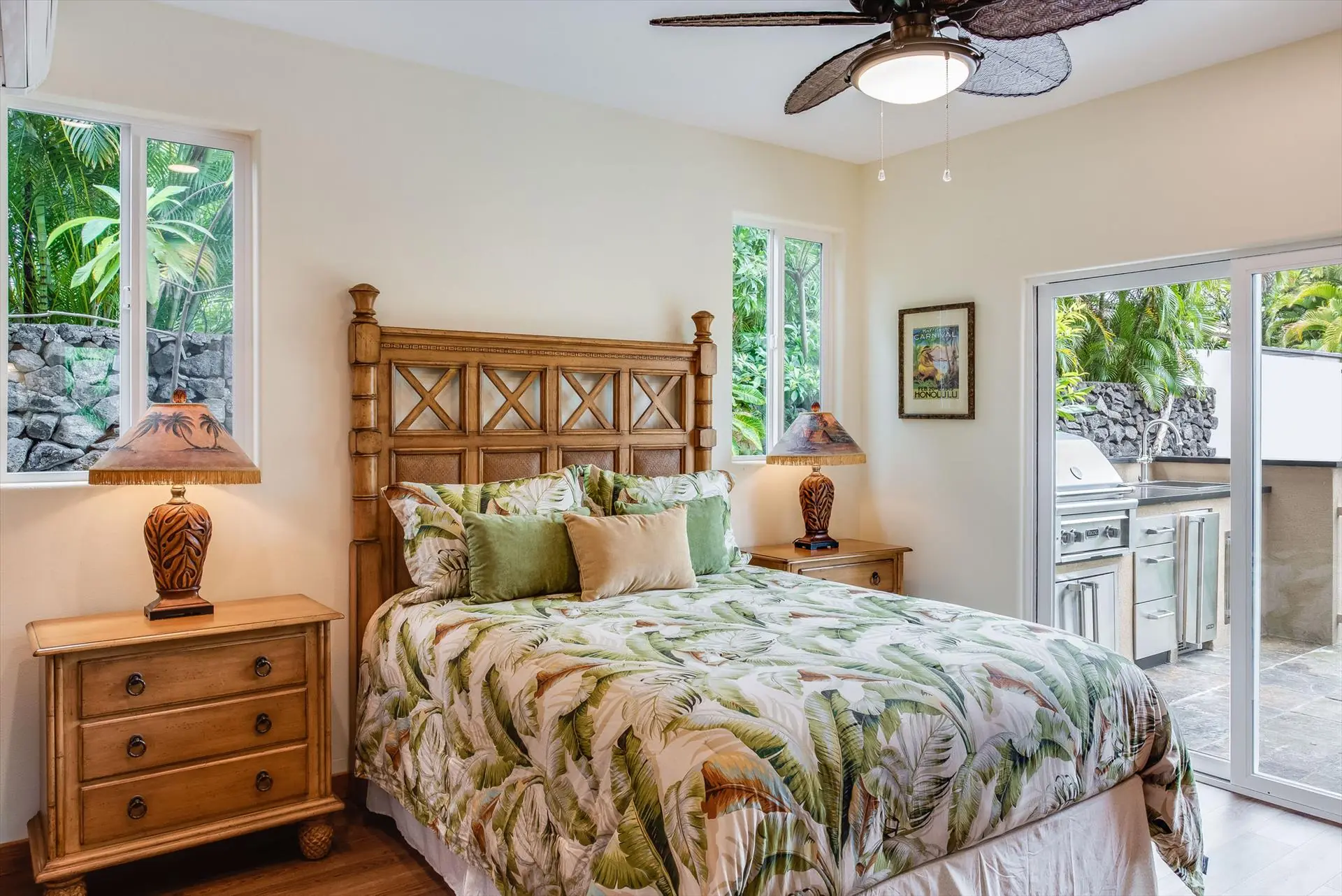 Queen bedroom at Moana Mauka