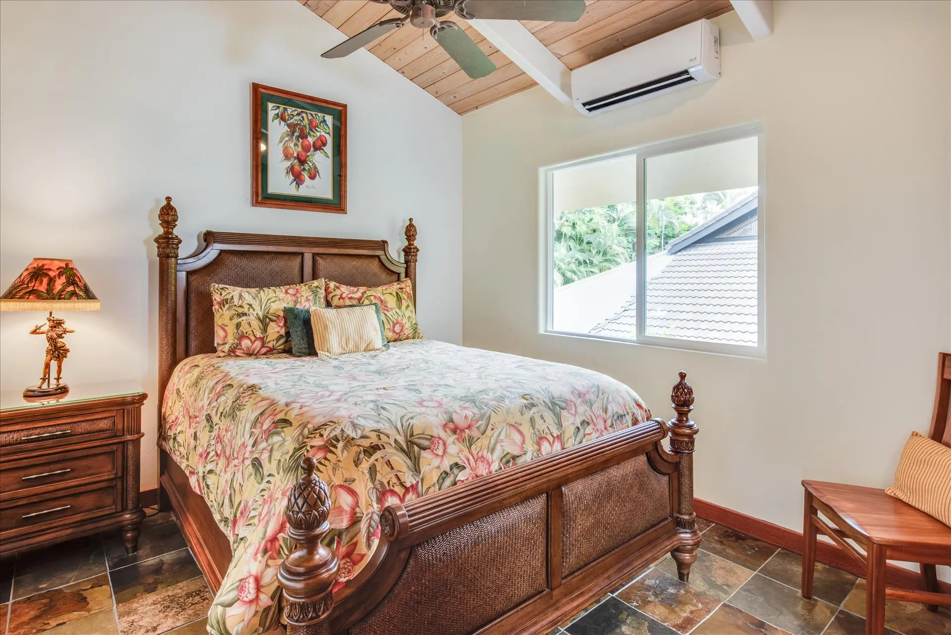 Queen bedroom at Moana Mauka